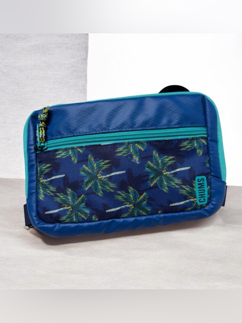 Chums Blue Tropical Print Crossbody Pouch unisex